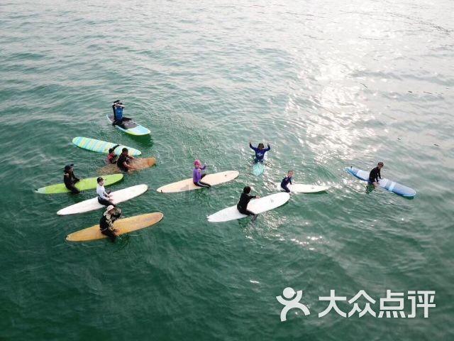 商丘小学举行年货节，学生用积分可兑换年货，现场热闹非凡